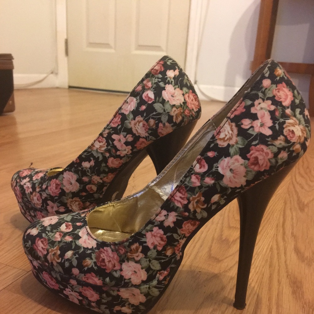 FH floral black pumps